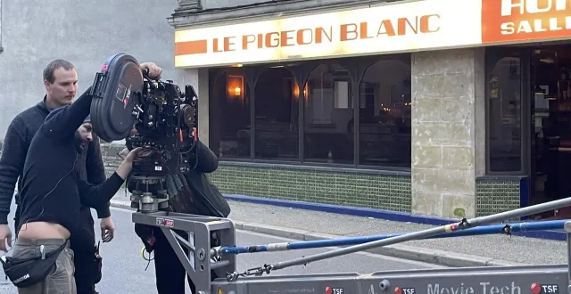 photo  du 12 février au 13 mars 2026, le pigeon blanc et la rue du commerce à vern-d’anjou (commune déléguée d’erdre-en-anjou) ont accueilli le tournage de mariage au goût d’orange, le prochain long-métrage de christophe honoré.  &copy;  ouest-france 