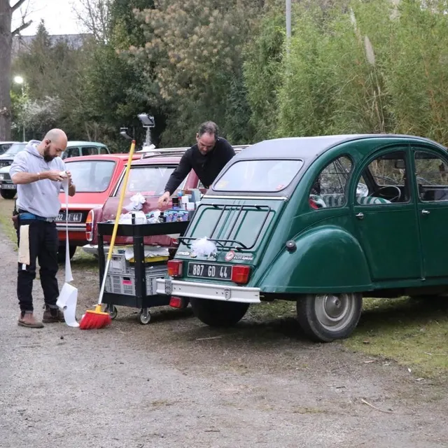 photo vendredi 6 mars, début de soirée, les équipes préparent les voitures du mariage sur le parking du pigeon blanc, à l’abri des regards.  ©  ouest-france