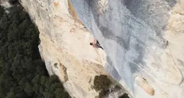 Info insolite  la voie d’escalade sportive du bombé bleu, sur la falaise de buoux, dans le luberon, dans le sud-est de la france. 