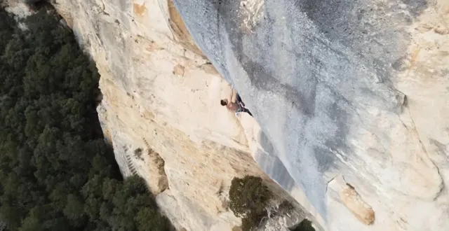 photo  la voie d’escalade sportive du bombé bleu, sur la falaise de buoux, dans le luberon, dans le sud-est de la france.  &copy;  capture écran : youtube epictv relais vertical 