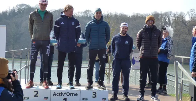 photo  le podium 2025 du trail du lac, avec le duo organisateur guillaume (avec la casquette) et bruno bechet, à droite.  &copy;  archives ouest-france 
