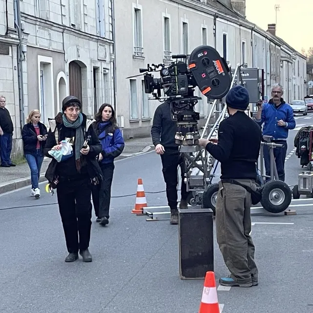 photo durant le tournage de « mariage au goût d’orange », une partie de la rue du commerce à vern-d’anjou était coupée à certains moments de la journée et de la nuit.  ©  ouest-france