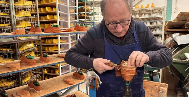 photo  joseph malinge, en pleine création d’une chaussure cousu norvégien.  &copy;  ouest-france. 
