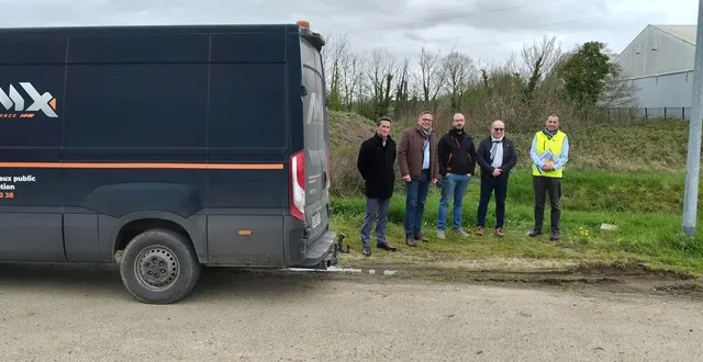 photo  xavier maurinot est entouré par laurent marty, directeur général des services de la ville, le maire frédéric mortier, gilles labussière et fabrice fourmond, directeur général des services techniques de la ville.  &copy;  co 