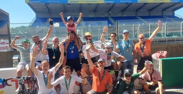 photo  des membres de l’association la roue qui tourne, lors des 24 h vélo au mans en 2025. le 16 mai 2026, c’est une partie de ses membres qui ralliera la région parisienne à la flèche (sarthe).  &copy;  la roue qui tourne 