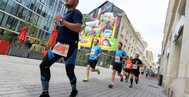 photo  la course tout angers bouge, 12 kilomètres, revient le 7 juin 2026. c’est déjà complet.  &copy;  archives sébastien aubinaud/ouest-france 