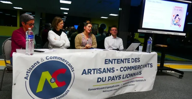 photo  le bureau de l’entente des commerçants en assemblée générale 2026, avec en partant de la droite, christian godicheau et morgane busson co présidents, nelly moreau et christelle durand membres.  &copy;  ouest-france 