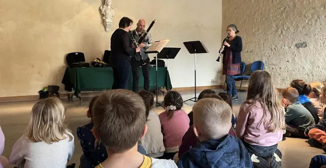 photo  démonstration du directeur du conservatoire au basson et de deux enseignantes à la clarinette devant les enfants.  &copy;  le maine libre 