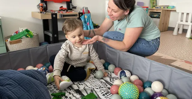 photo  en jouant dans cette piscine à balles, marcelo minimise les risques de blessure.  &copy;  le maine libre 
