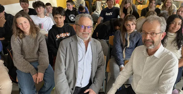 photo  laurent muntlak et jean-yves chalvignac, enseignant au collège lavalley de saint-lô (manche), devant des collégiens, jeudi 12 mars 2026.  &copy;  ouest-france 
