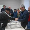 photo sous le regard des autres résidents, bruno vote devant le maire, bruno boulay.