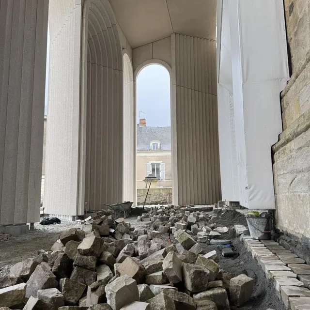 photo le revêtement est constitué d’un mélange de blocs de granit et de grès.  ©  drac