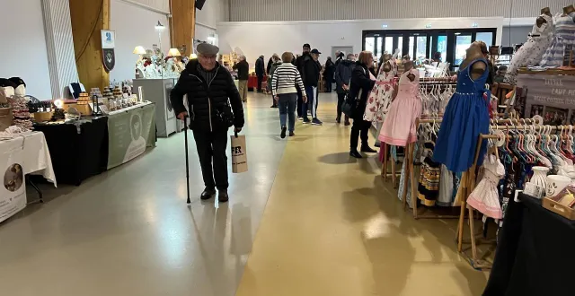 photo  l’intérieur du carré du perche, à mortagne-au-perche (orne), ne peut pas accueillir les 180 exposants. un espace fermé temporaire a donc été aménagé en extérieur.  &copy;  ouest-france 