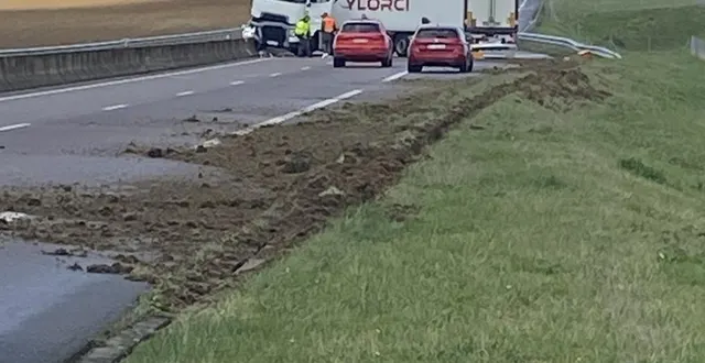 photo  un camion frigo est en portefeuille sur l’a88 entre argentan et sées (orne), à hauteur de moulins-sur-orne, ce samedi 14 mars.  &copy;  fournie par un témoin 