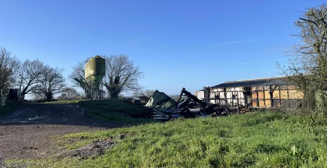 photo  le bâtiment agricole de 300 m² a été complètement détruit par l’incendie.  &copy;  ouest-france 