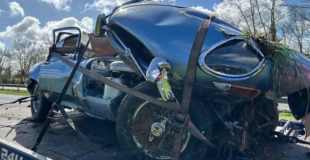 photo  un accident s’est produit entre deux jaguar type e en maine-et-loire.  &copy;  gendarmerie maine-et-loire 