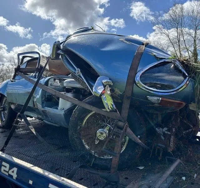 photo il ne reste plus grand-chose des deux jaguar de luxe qui sont entrées en collision ce samedi matin 14 mars à hauteur de la renaudière, près de cholet  ©  photo gendarmerie de maine-et-loire