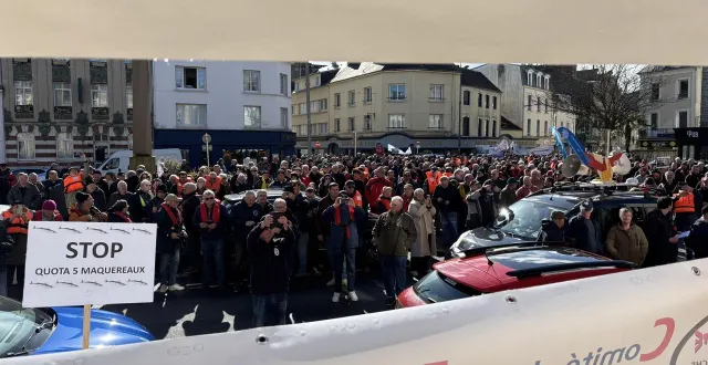 photo  le cortège a pris fin, ce samedi 14 mars 2026 en fin de matinée, devant la mairie déléguée de cherbourg-octeville (manche).  &copy;  ouest-france 