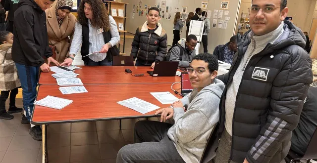 photo  imrane, 18 ans (assis, au premier plan), entouré de sa famille, est venu d’allonnes pour tenter de décrocher un job au forum « tu fais quoi cet été ? ». l’étudiant en informatique a obtenu un entretien pour un job au mcdonald’s de mulsanne.  &copy;  ouest-france 