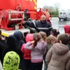 photo christophe, pompier volontaire à auvers-le-hamon, a expliqué aux enfants de l’école saint-charles le fonctionnement du camion citerne avec, en prime, une démonstration grandeur nature de la lance à incendie.