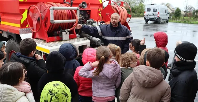 photo  christophe, pompier volontaire à auvers-le-hamon, a expliqué aux enfants de l’école saint-charles le fonctionnement du camion citerne avec, en prime, une démonstration grandeur nature de la lance à incendie.  &copy;  ouest-france 