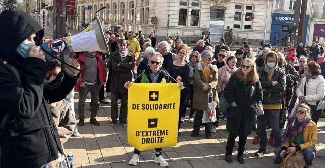 photo  après une prise de parole place de la république, le cortège a défilé dans les rues du mans, ce samedi après-midi.  &copy;  ouest-france 