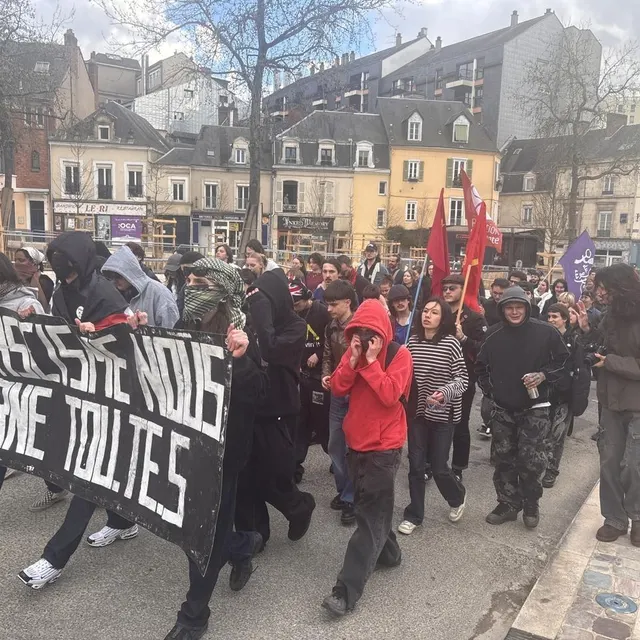photo après une prise de parole place de la république, le cortège a défilé dans les rues du mans, ce samedi après-midi.  ©  ouest-france