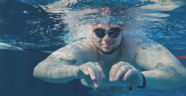 photo  dans le documentaire de france 5, quentin a accepté sans hésiter d’être filmé en maillot de bain dans une piscine. un « défi », avoue-t-il. une étape de plus vers l’acceptation de son corps.  &copy;  17 juin média / france télévisions 