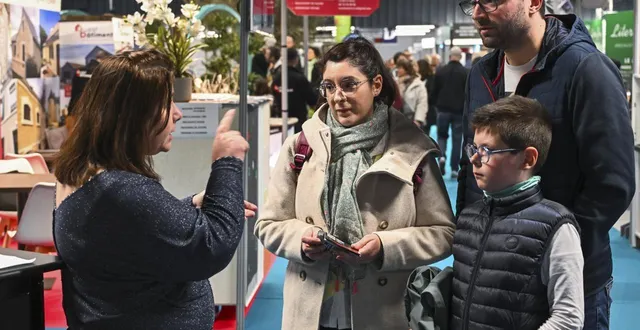 photo  emmanuel et caroline se sont lancés dans un projet de construction. ils sont venus à la pêche aux informations.  &copy;  le maine libre - denis lambert 