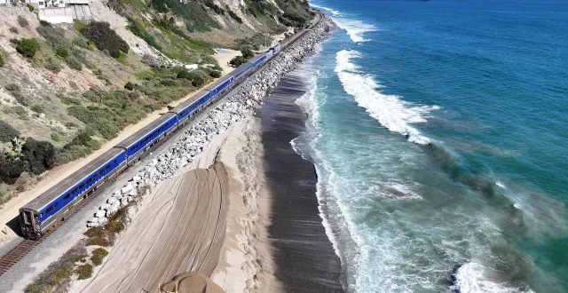 photo  sur la côte californienne (états-unis), des travaux de réensablement tentent de protéger les terres de la montée du niveau de la mer.  &copy;  mario tama/getty images/afp 