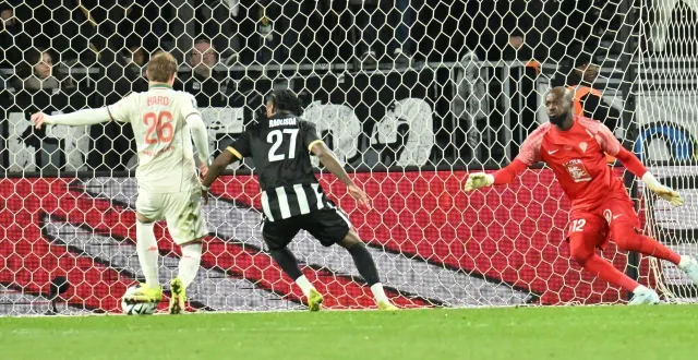 photo  koffi a réalisé de nombreux arrêts avant de prendre le but de bard.  &copy;  jérôme fouquet/ouest-france. 