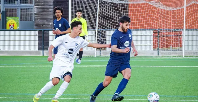 photo  lucas abreu (en blanc) a inscrit un doublé pour la roche face au mans villaret d’oscar girard.  &copy;  dominique breugnot/ouest-france 