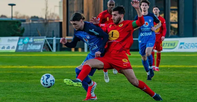 photo  le sablé fc de thibaud legrou (en bleu) poursuit l’aventure en coupe des pays de la loire.  &copy;  archives arnaud despelchain 