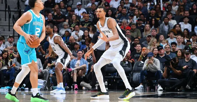 photo  victor wembanyama a inscrit 32 points lors de la victoire des spurs face aux hornets (115-102), ce samedi 14 mars.  &copy;  michael gonzales / afp 