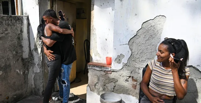 photo  le prisonnier politique cubain adael leyva diaz embrasse ses proches après avoir été libéré, le 13 mars 2026 à la havane.  &copy;  yamil lage / afp 