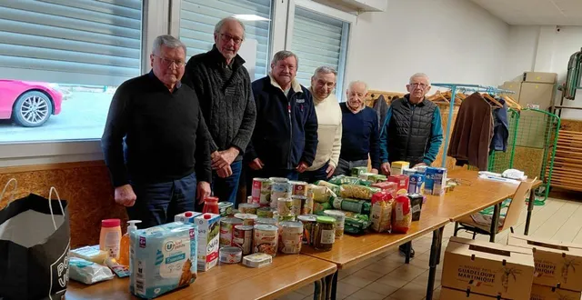 photo  une partie des responsables présents en fin de journée devant le produit de la collecte.  &copy;  co 