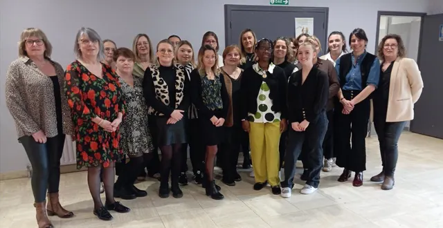 photo  les employées municipales des écoles ont assuré avec professionnalisme le service à table des aînés.  &copy;  co. 