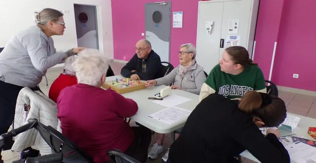 photo  invités, les habitants de la résidence rené-hulot ont apprécié ce moment de partage intergénérationnel.  &copy;  le maine libre 