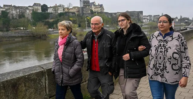 photo  angers, 10 mars 2026. odile, maurice, maud et marie ont mis leur vie entre parenthèses pour accompagner thibaut, l’aîné de la fratrie, placé en soins intensifs après un grave accident de la route survenu le 1er février dans le centre-ville d’angers. le clan se rend à son chevet chaque jour à pied, depuis le logement mis généreusement à disposition par une habitante.  &copy;  co - laurent combet 