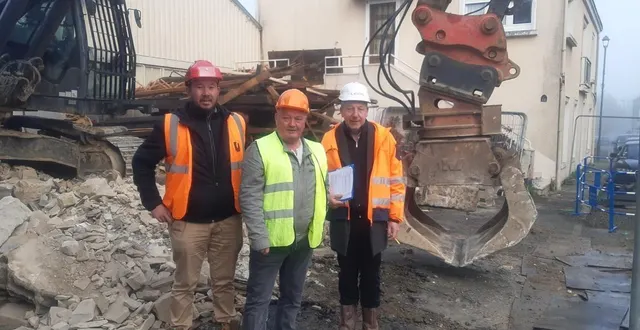 photo  de gauche à droite : kenjee lo van, conducteur des travaux de l’entreprise jugé ; régis berthelot, adjoint à l’urbanisme ; michel le gall, maître d’œuvre et géomètre de la société ligéis.  &copy;  co 