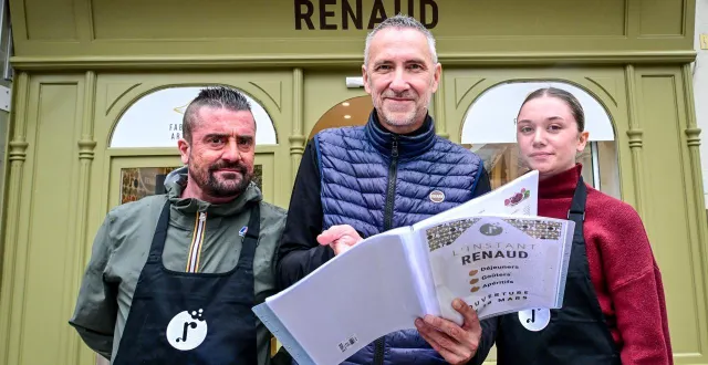 photo  david souillard, responsable de la boutique l’instant renaud place saint-nicolas, en compagnie de vincent et de anaïs, qui font partie de l’équipe de vente.  &copy;  photo le maine libre - yvon loué 