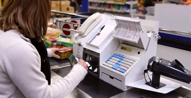 photo  une hôtesse de caisse de l’intermarché de saumur (maine-et-loire) a témoigné dans un reportage de tf1. photo d’illustration.  &copy;  archives fotolia 