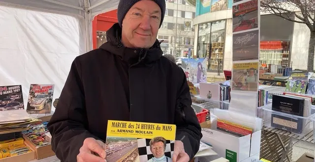 photo  lionel robert, ancien pilote des 24 heures du mans, présente plusieurs objets en lien avec la course, dont des vinyles.  &copy;  le maine libre 