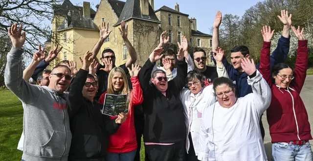 photo  la présence d’hélène rollès, marraine du domaine de pescheray depuis quinze ans, est toujours un moment d’émotion pour le personnel de l’esat.  &copy;  le maine libre – denis lambert 
