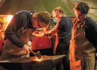 photo  le maître formateur benoît, 25 ans, et son apprentie lise, 21 ans, à la forge de l’atelier du boulevard copernic, à angers. le premier a bouclé son tour de france, la seconde brûle de s’y engager. 