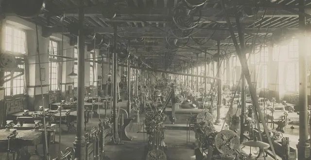 photo  l’école des arts et métiers, atelier d’ajustage (vers 1900)  &copy;  archives patrimoniales d’angers, 5 fi 6 395 