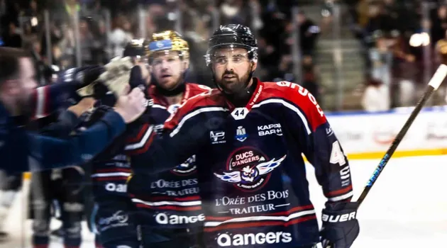photo sport  donaghey et archambault (avec le casque d’or, juste derrière), sont impliqués sur les deux buts angevins. 