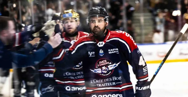 photo  donaghey et archambault (avec le casque d’or, juste derrière), sont impliqués sur les deux buts angevins.  &copy;  photo co - regine lemarchand 