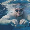 photo dans le documentaire de france 5, quentin a accepté sans hésiter d’être filmé en maillot de bain dans une piscine. un « défi », avoue-t-il. une étape de plus vers l’acceptation de son corps.