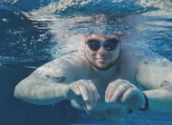 photo  dans le documentaire de france 5, quentin a accepté sans hésiter d’être filmé en maillot de bain dans une piscine. un « défi », avoue-t-il. une étape de plus vers l’acceptation de son corps. 
